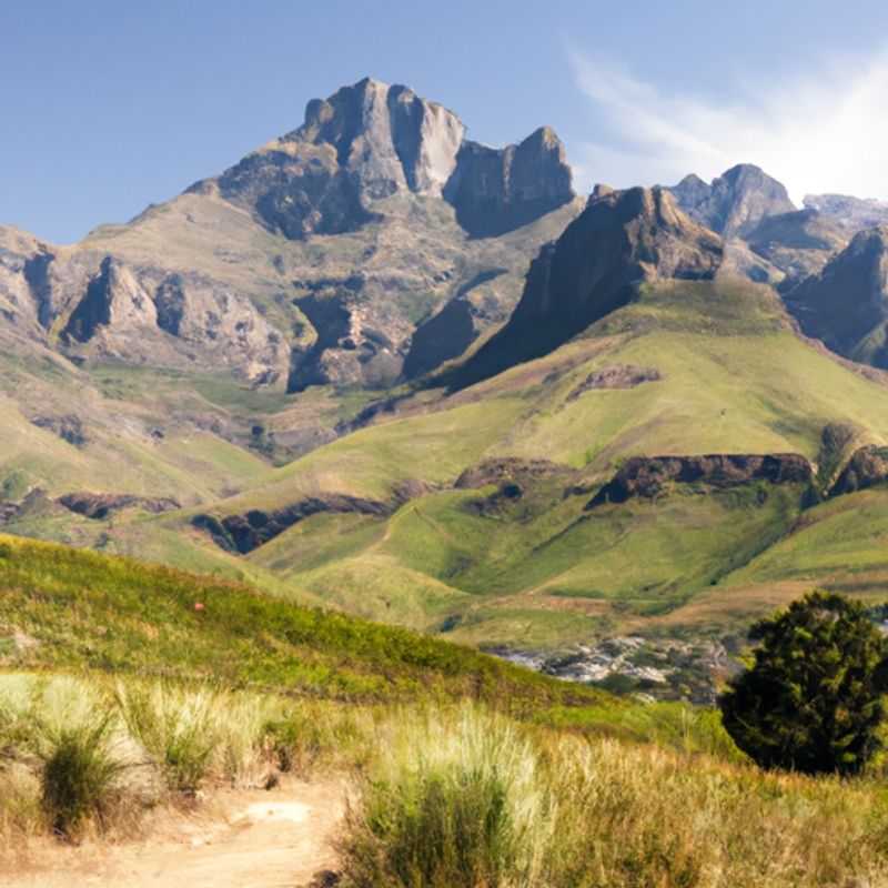 Visite de la vallée de la Drakensberg à Cathedral Peak&#44; Afrique du Sud en automne