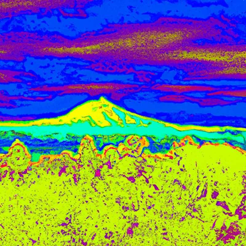 Un intrépide voyageur solitaire se tient au sommet du mont Elgon, à la frontière entre l'Ouganda et le Kenya, admirant la vue imprenable sur les paysages hivernaux lors de son expédition d'une semaine.